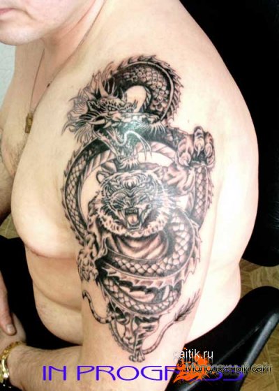 татуировки на плече тигр с драконом