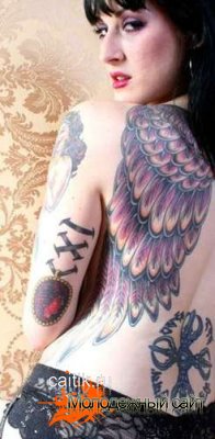 Татуировки с изображением крыльев на спине