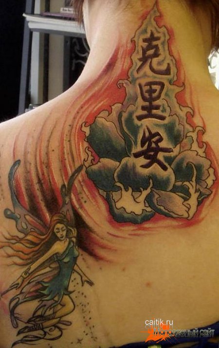 татуировка лотос с иероглифами на шее