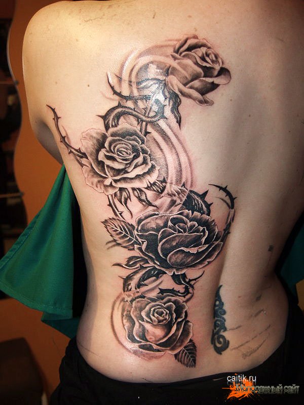 Татуировки роз на лопатке