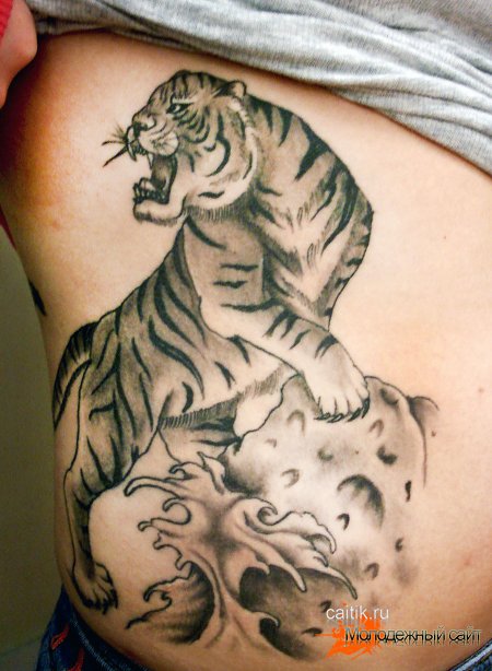 тигр на боку татуировка