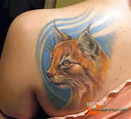 татуировка рысь на плече у женщины