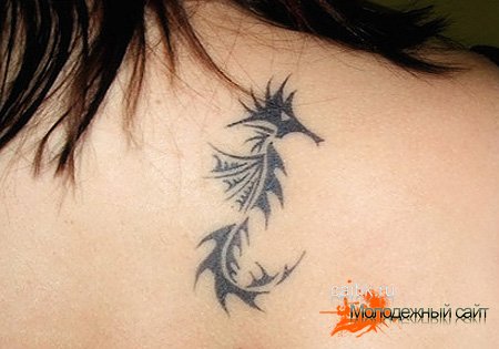 татуировка морской конёк на спине