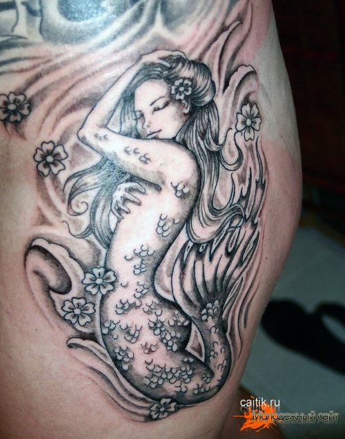татуировка русалка с цветами