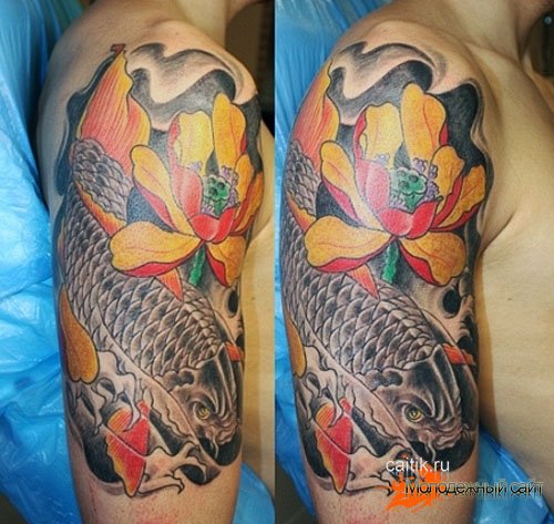 татуировка карп на плече с цветком