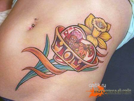 татуировка сердце с цветком на боку