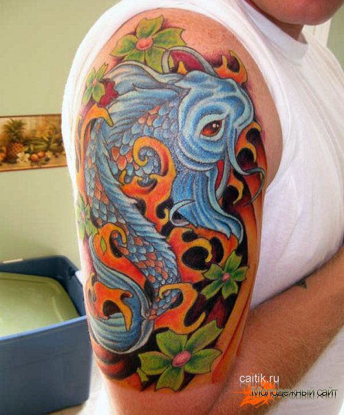 мужская татуировка синий карп на руке с цветами