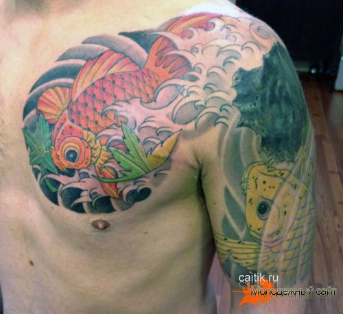татуировка золотая рыбка на плече