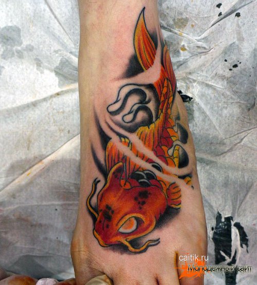 татуировка золотая рыбка на лодыше
