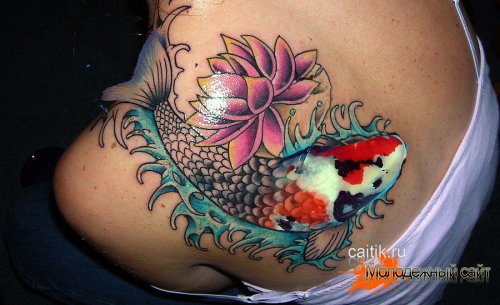 красивая татуировка карп на плече у девушки