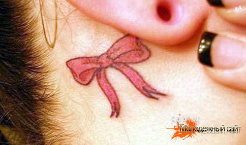 татуировка бантик за ухом