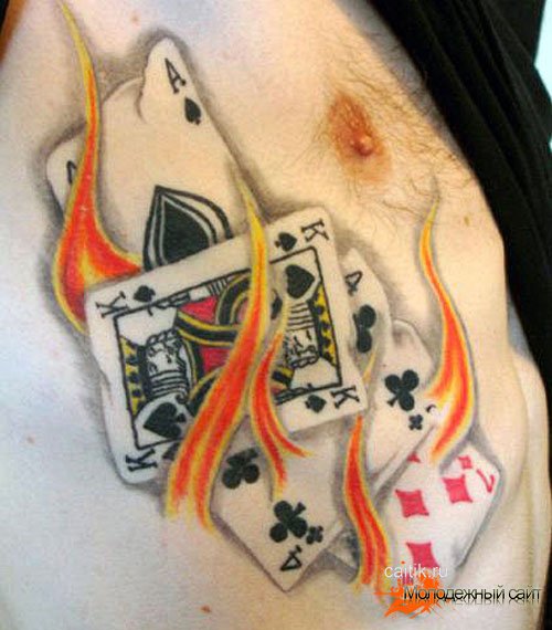 татуировка на боку игральные карты с языками пламени