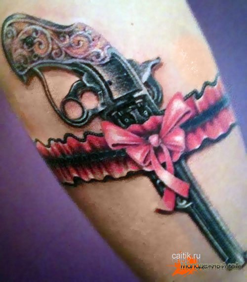 татуировка револьвер с повязкой