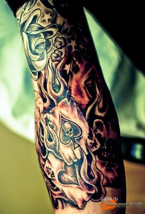 татуировка карты тузы в огне на руке