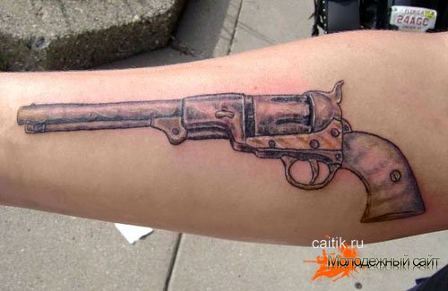 татуировка револьвер на руке