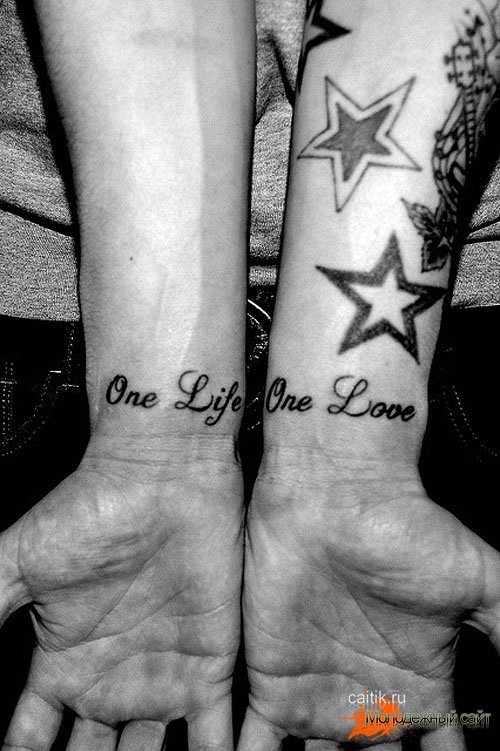 татуировка со звездами и надпьсью Одна жизнь, одна любовь