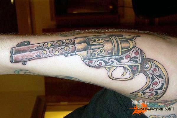 татуировка револьвер