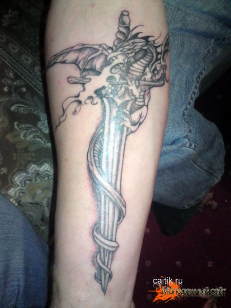татуировка меч с драконом
