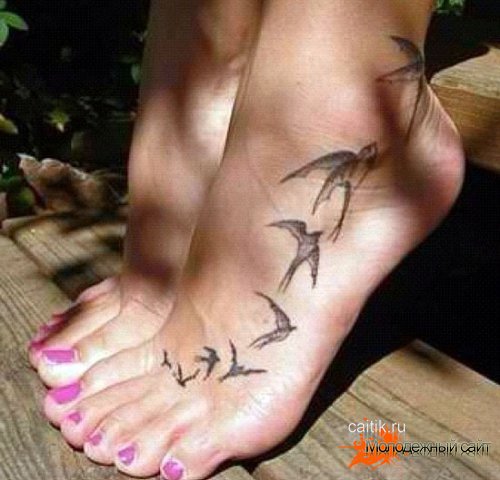 татуировка стая птиц ласточек на лодышке