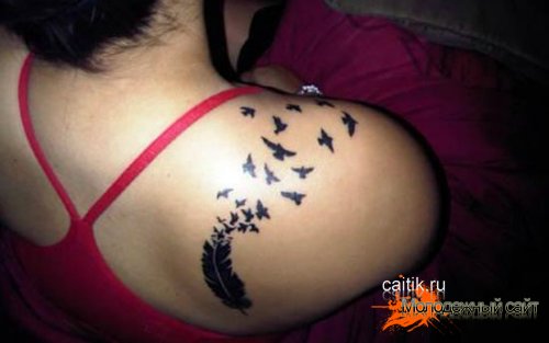 татуировка стая птиц на лопатке с пером