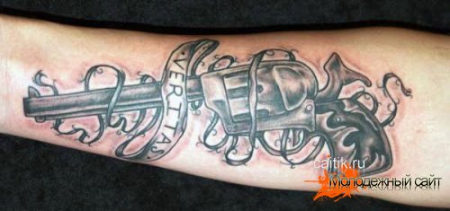 татуировка револьвер на руке