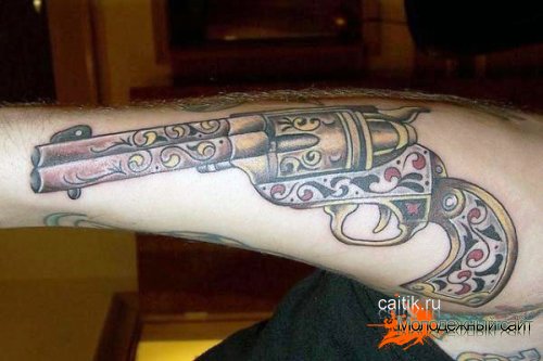татуировка револьвер с узором