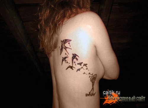 женская татуировка стая птиц на боку