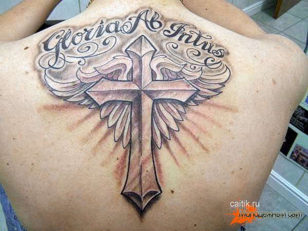 татуировка крест с крыльями и надписью