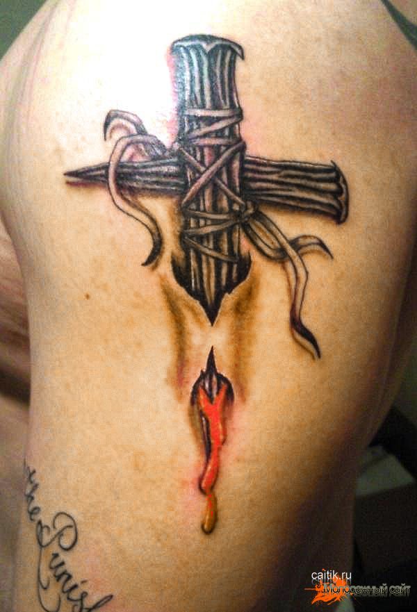татуировка крест пронзающий кожу