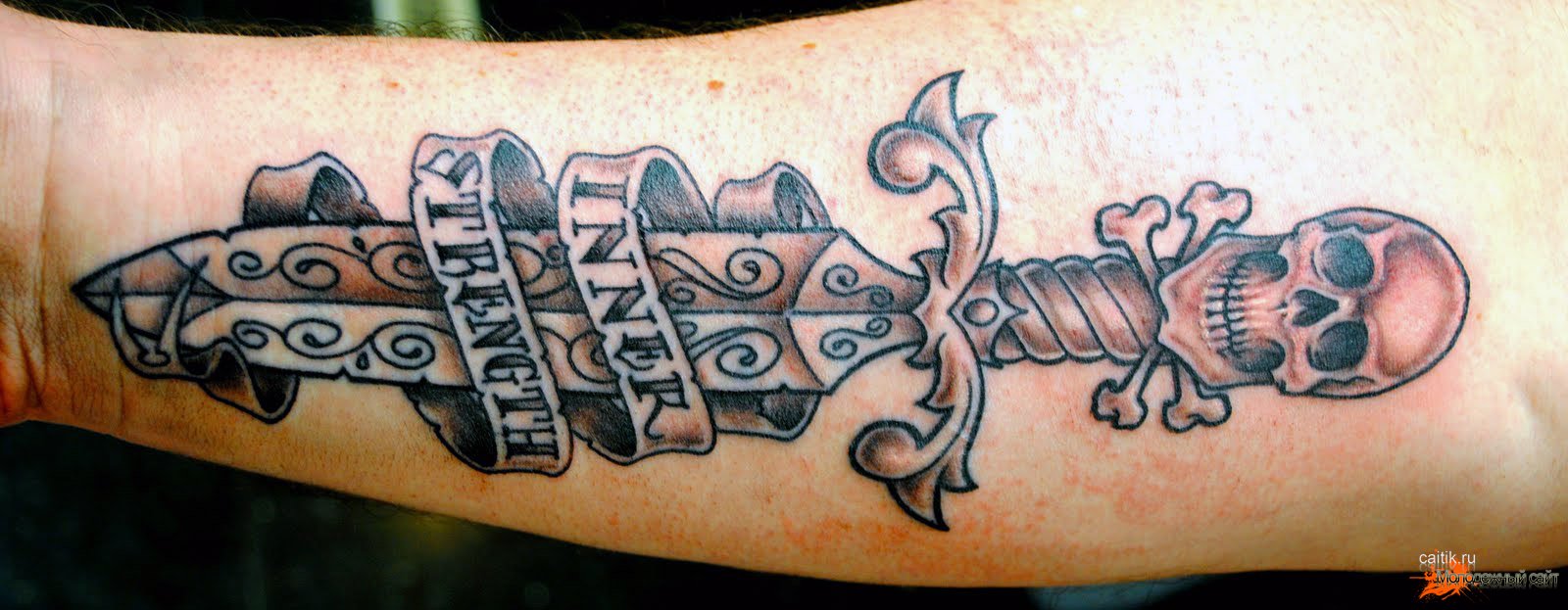 Татуировки с кинжалом - символ силы и мужества