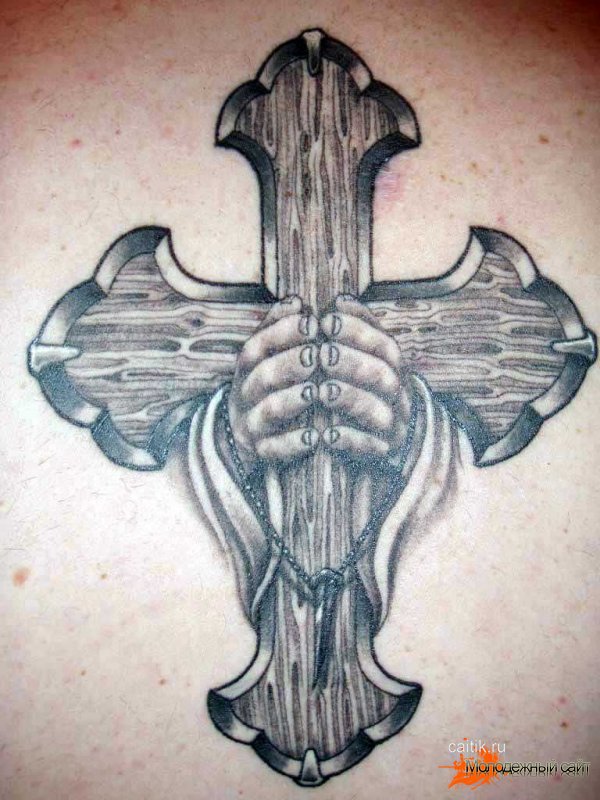татуировка руки держащие крест