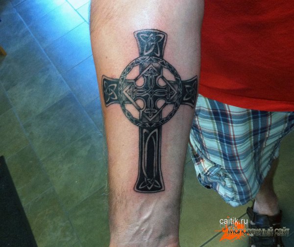 татуировка кельтский крест на руке