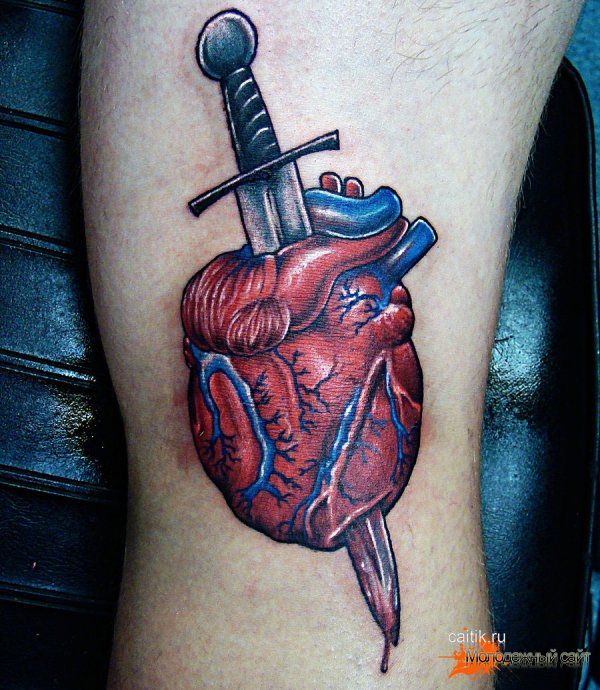 татуировка кинжал пронзающий сердце