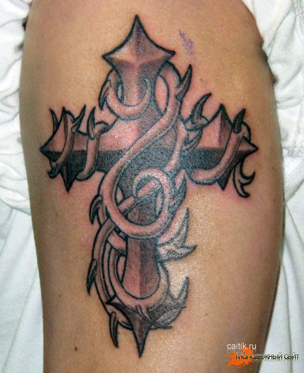 татуировка крест с колючей проволкой