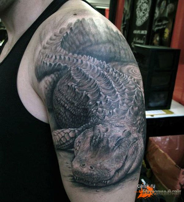 татуировка крокодил на плече