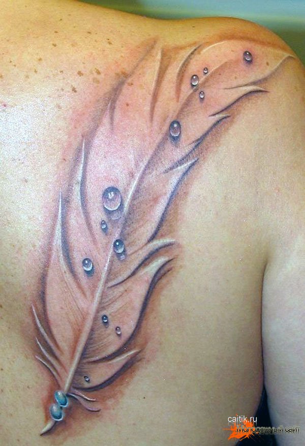 татуировка на спине перо с каплями росы