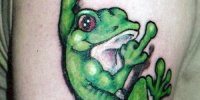 татуировка ползущая в верх лягушка