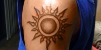 татуировка солнце на плече