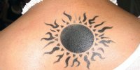 татуировка солнце на шее