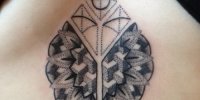 татуировка орнамент Blackwork на груди
