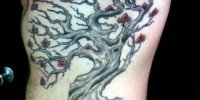татуировка дерево на боку у мужчины