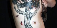 татуировка дерево на боку