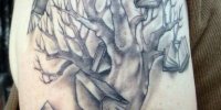татуировка дерево с книгами