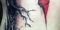 татуировка дерево с подвешенным сердцем