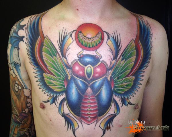 татуировка скарабей с крыльями и солнцем на груди
