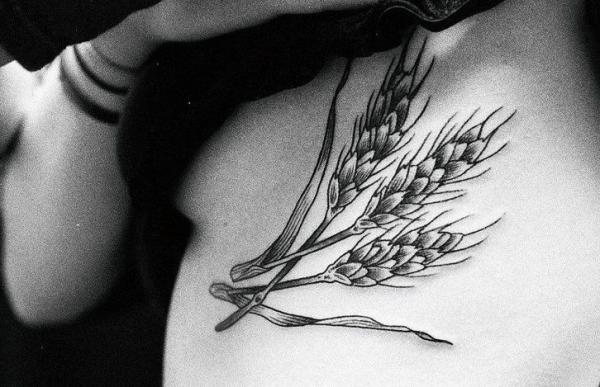 татуировка под грудью колоски пшеницы