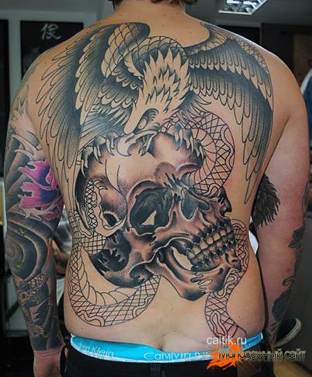 татуировка на спине орел сидящий на черепе со змеей