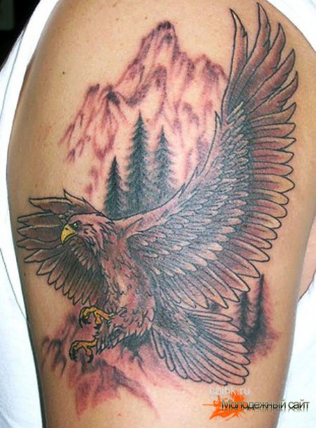 татуировка орел на фоне леса