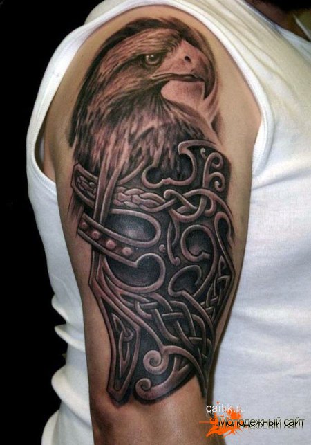 татуировка в кельтском стиле орел и щит