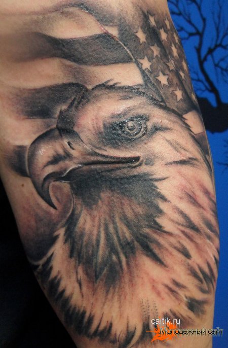 татуировка орел на фоне флага